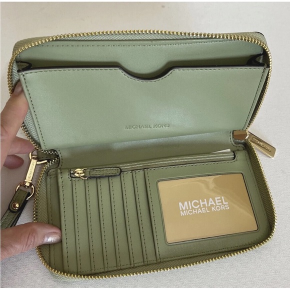 New Michael Kors Jet Set Travel Large Flat Phone Case Leather Wallet Light Sage - Picture 4 of 4